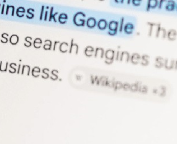AI Overviews reduce un 5% el tráfico hacia Wikipedia